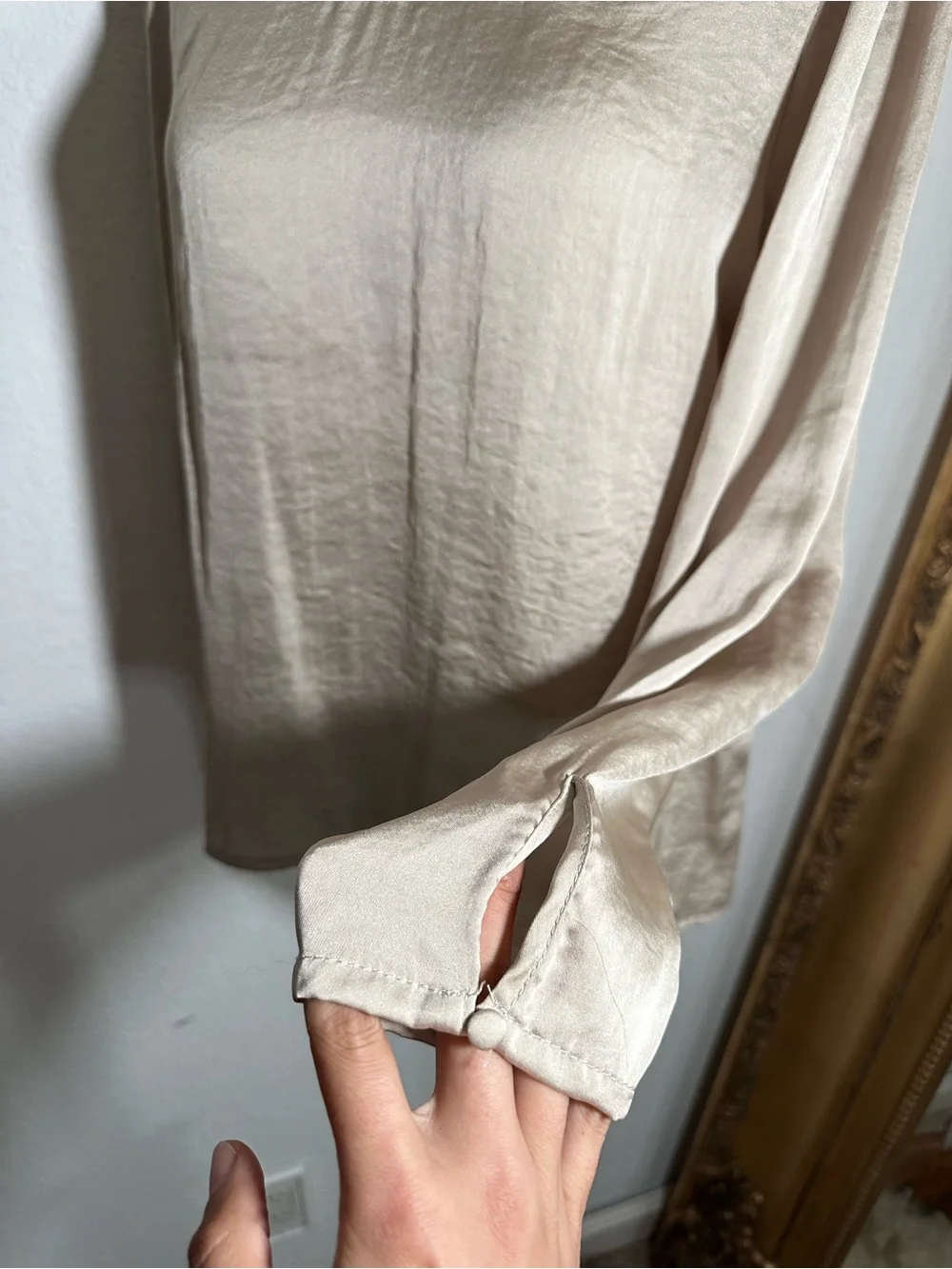 Carmen Carmen Marc Valvo Satin Foil Taupe Long Sleeve V Neck Blouse Size Small - Picture 4 of 8